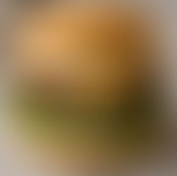 Smashburger mit laktosefreier Joghurtsauce auf glutenfreiem Bun