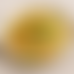 Pad Thai mit Reismehl-Nudeln, knusprig gebratenem Tofu, Karottenstreifen und frischen Kräutern auf einem Keramikteller – glutenfrei, vegan und inspiriert von der traditionellen thailändischen Küche.