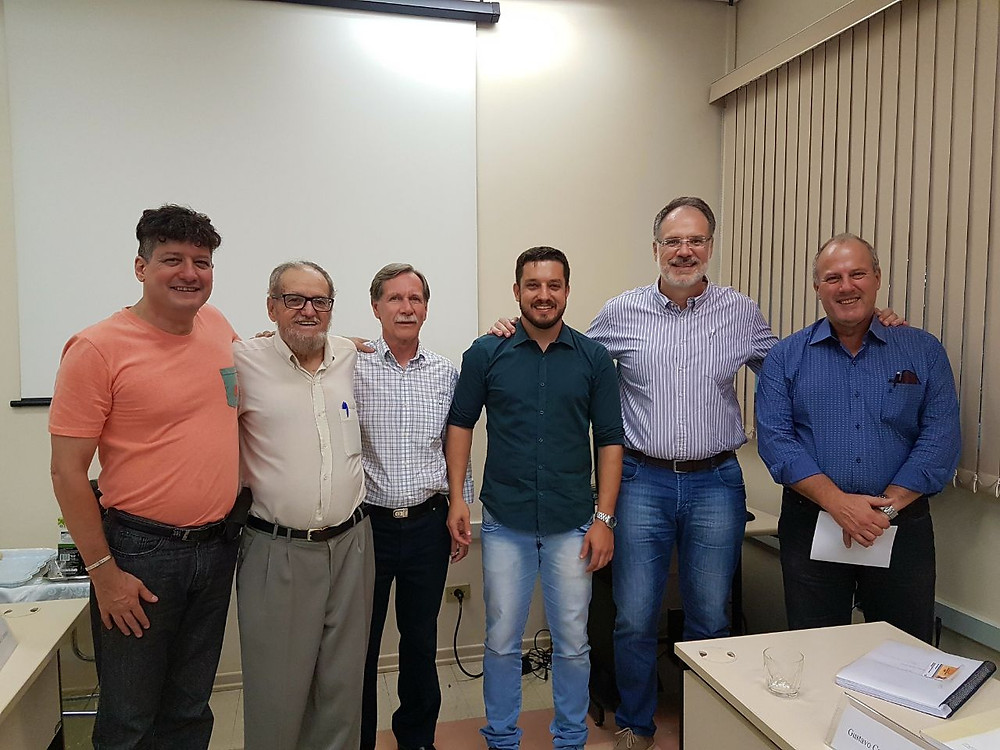 Membros da banca examinadora da tese de doutorado de Gustavo Beruski. Da esquerda para a direita: Prof. Dr. André Belmont Pereira, Prof. Dr. Luiz Roberto Angelocci, Dr. Mário José Pedro Júnior, Dr. Gustavo Castilho Beruski, Prof. Dr. Paulo Cesar Sentelhas, Prof. Dr. Gil Miguel de Sousa Câmara