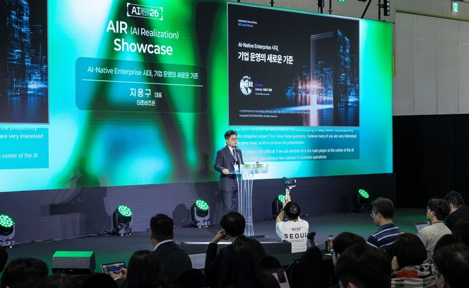 ▲ 더존비즈온 공동대표 지용구 사장이 8일 서울 코엑스에서 열린 'AI 페스타 2026' AIR 쇼케이스에서 'AI 네이티브 엔터프라이즈 시대, 기업 운영의 새로운 기준'을 주제로 강연하고 있다.