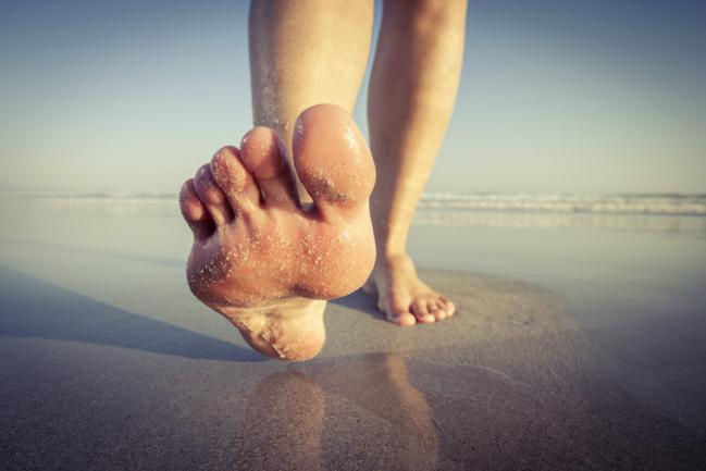 Os benefícios de andar descalço 5 minutos todos os dias