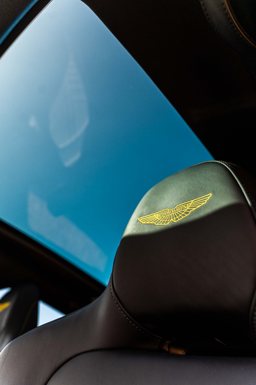 Aston martin dbx 707