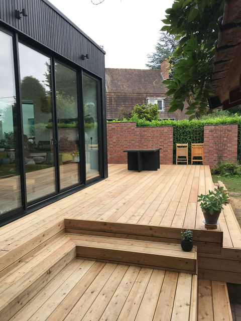 Terrasse en bois, mélèze de Sibérie sur plusieurs niveaux