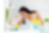 Foto lateral de perfil de chica de limpieza de casa positiva con delantal punteado tiene l