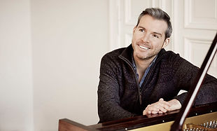 Gwilym_Simcock_at_his-piano-2.jpg