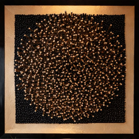 Wand reliëf in lijst, zwart en goud, hout, vierkan met midden cirkel, decoratief, modern, door Carola van den Dungen