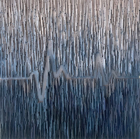 Modern en abstract groot wand sculptuur met reliëf en abstracte hartslag in diverse blauw tinten, papier cylinders, door Carola van Den Dungen
