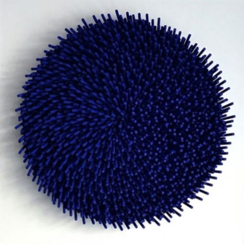 Kunstwerk hout reliëf, ultramarijn blauwe cirkel op vierkant hout op vierkant wit houtpaneel
80 bij 80 centimeter, door Carola van den Dungen