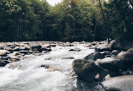 Fluss mit Felsen