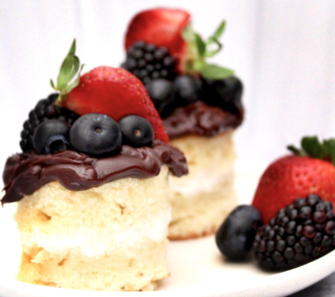 Mini Vanilla with chocolate&berries
