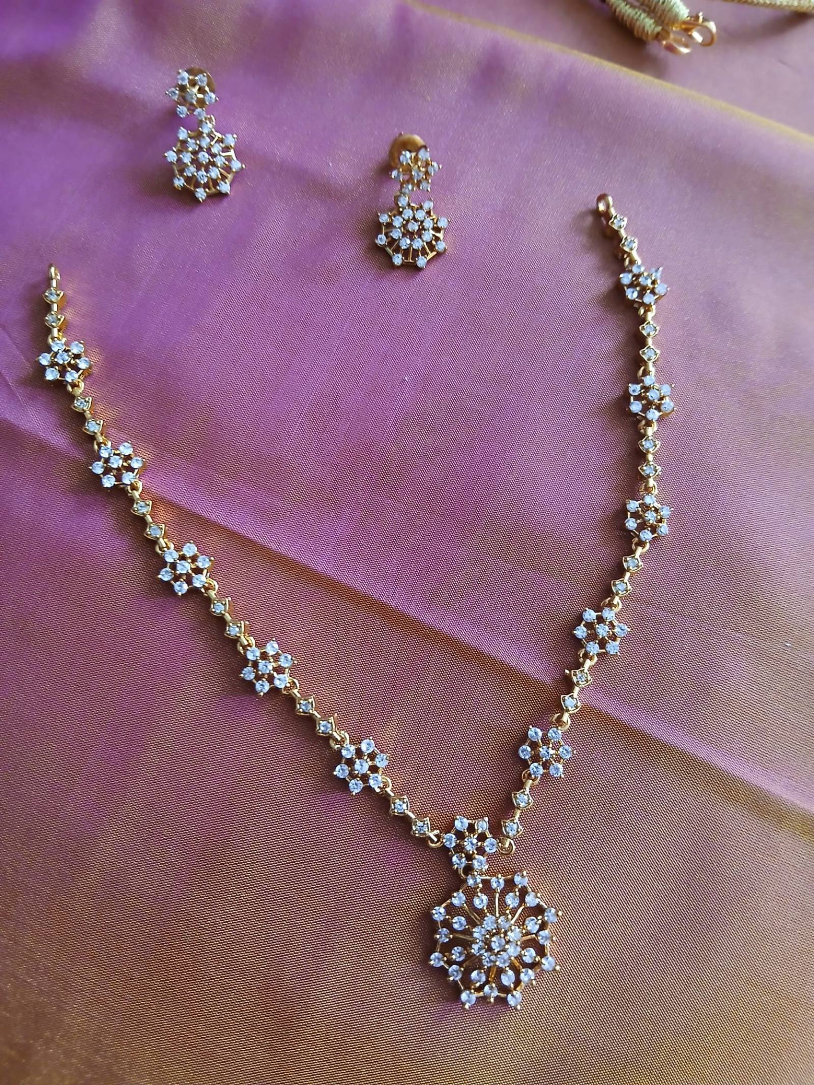 Parure collier et boucles d'oreilles dorée avec strass