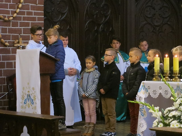 08.10.2017 r. - Poświęcenie różańców i ucałowanie relikwii  Św. Jana Pawła II (10)