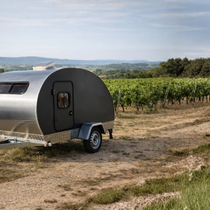 Mini caravane ou caravane classique : découvrez les différences de poids, prix, confort, conduite et usage pour choisir la meilleure solution de voyage.