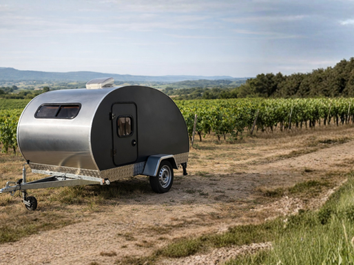 Mini caravane ou caravane classique : découvrez les différences de poids, prix, confort, conduite et usage pour choisir la meilleure solution de voyage.