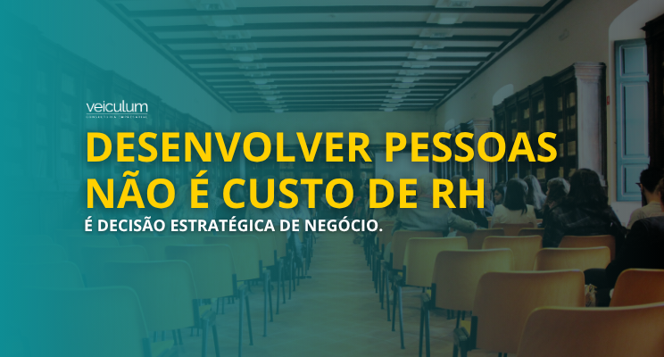 Slide com auditório vazio à esquerda e público à direita; texto: DESENVOLVER PESSOAS NÃO É CUSTO DE RH.