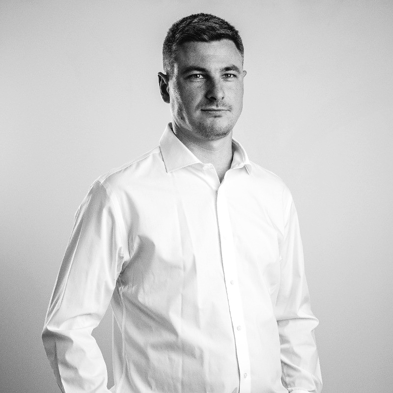 Johann Orain, Dessinateur et conducteur de travaux salarié, il réalise des plans techniques précis et assure le suivi de chantier. Il coordonne les équipes, veille au respect des délais et du budget, et garantit la conformité des travaux pour des projets réalisés avec rigueur et efficacité.