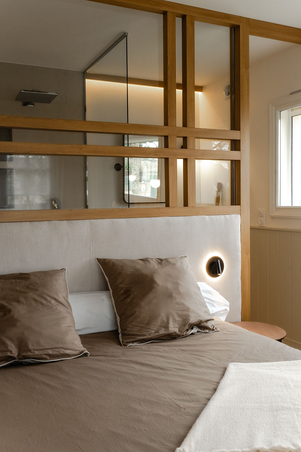 Rénovation intérieure maison bord de mer Vannes – salon modernisé avec matériaux naturels – Wildhome