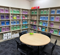 KCA Educationのキャンパス内の図書室。本がきれいに並べられている