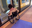 車いすで留学した日本人留学生がゴールドコーストでトラムに乗ろうとしている
