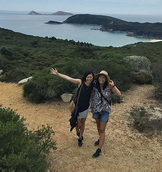 シドニーで保育士として活躍するChisatoさんが休日に訪れたWilsons Promontory National Park。友人と壮大な景色を背に手を広げて写真撮影