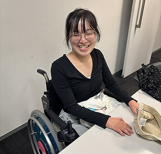 車いすユーザーNanamiさんがオーストラリアの語学学校で笑顔で記念撮影