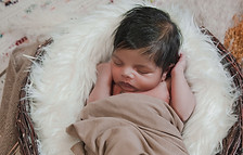 Neugeborenes Baby bei einem liebevollen Newborn-Shooting