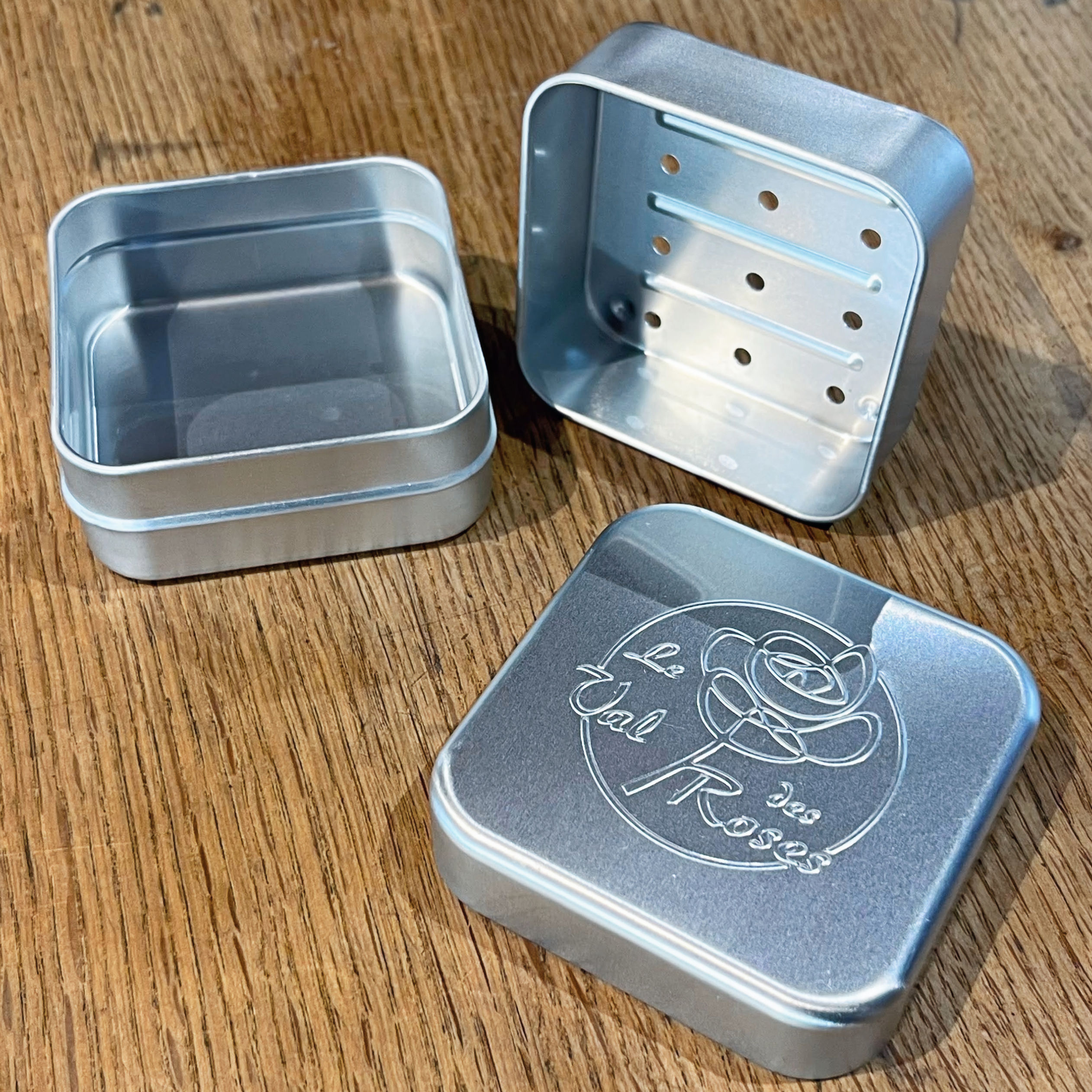 boîte à savon inox, boîte à savon voyage, égouttoir savon, porte-savon compact, savon artisanal, accessoire savon, rangement