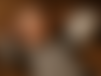 Baby slaapt rustig met white noise apparaat naast het hoofd – achtergrondrust zorgt voor minder prikkels.