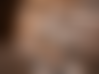 rouw-bij-hond vrouw zit bij leeg hondenmand