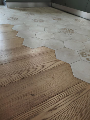 posa parqet e ceramica, ceramica incastonata nel parquet, soluzioni cucina con parquet,