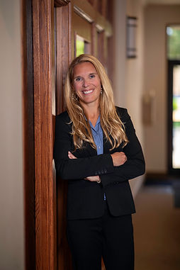 Lindsey 1 professtional photo 2025.jpg