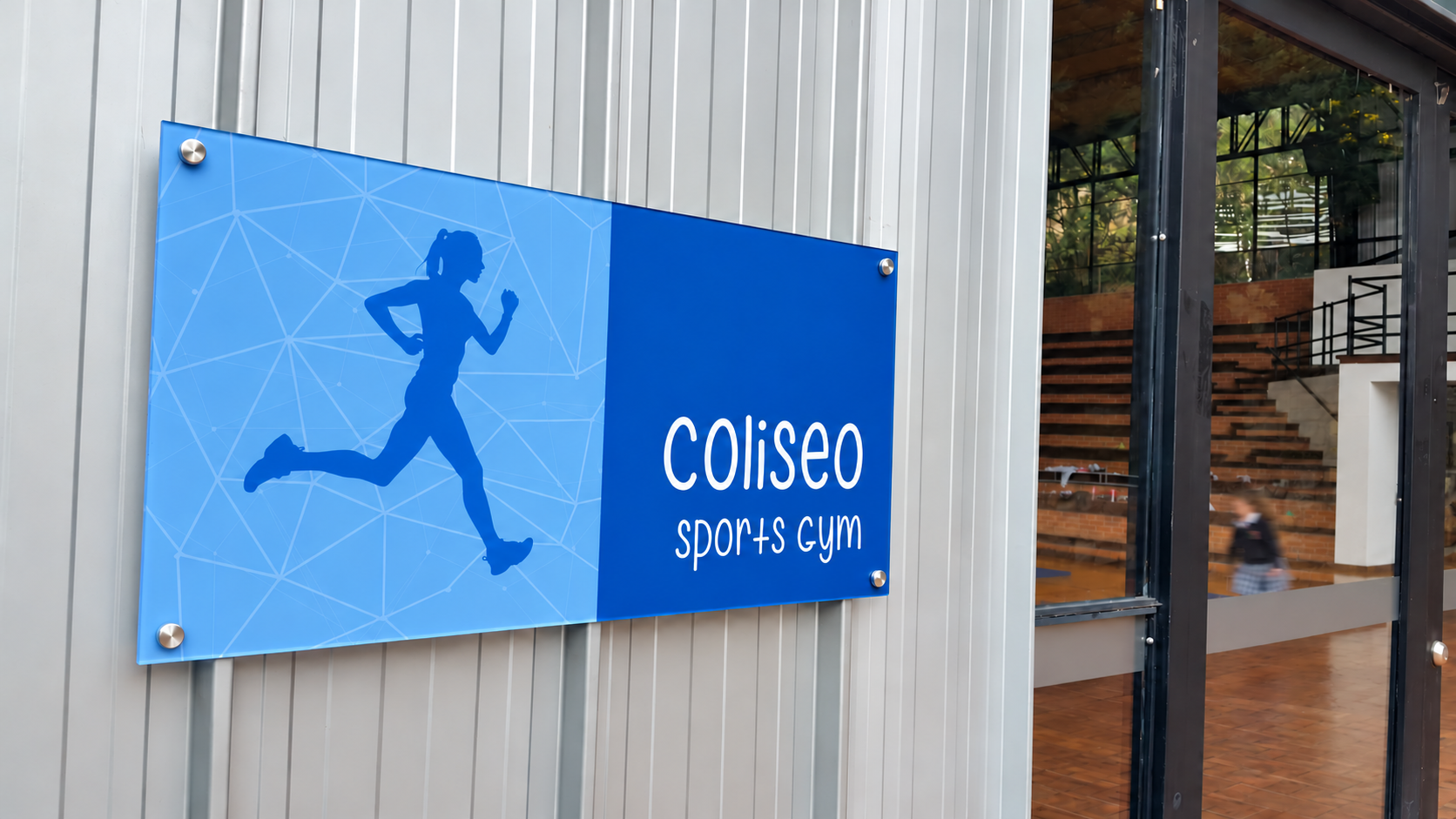 Identificación y señalización de acceso al coliseo deportivo del Gimnasio Femenino