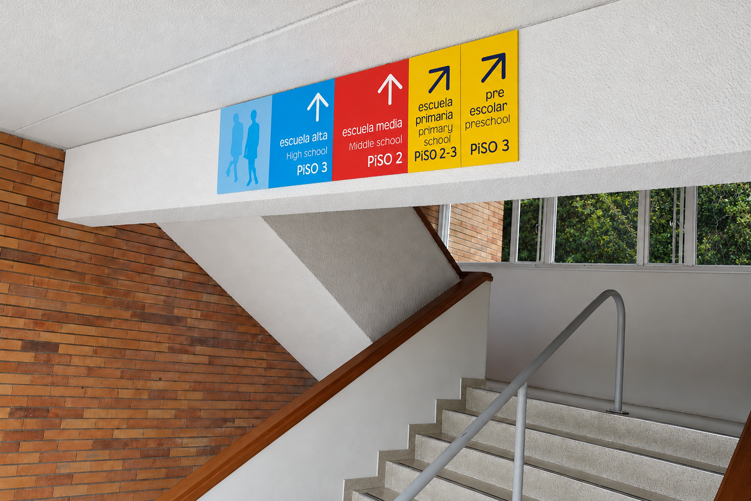 Señal de orientación en escaleras del Gimnasio Femenino