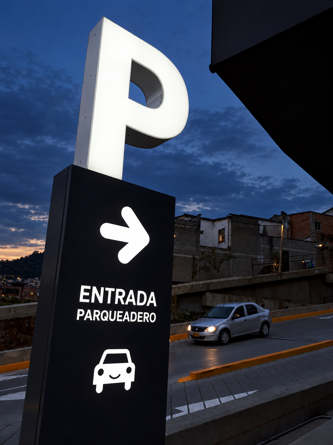 Tótem P nocturno de parqueaderos en Mallplaza Manizales
