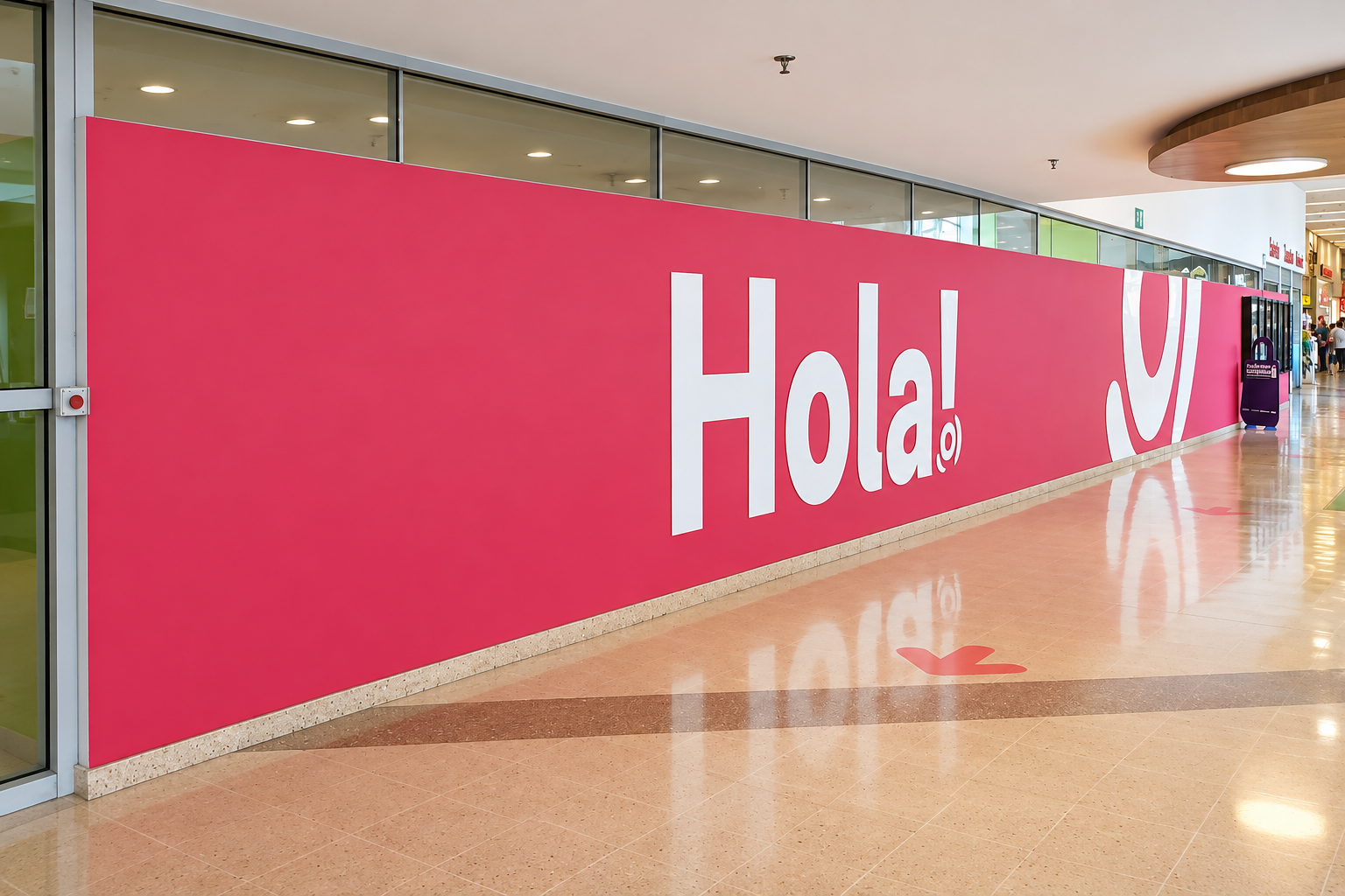 Gráfica ambiental Hola en gran formato sobre muro rosa de Mallplaza Manizales