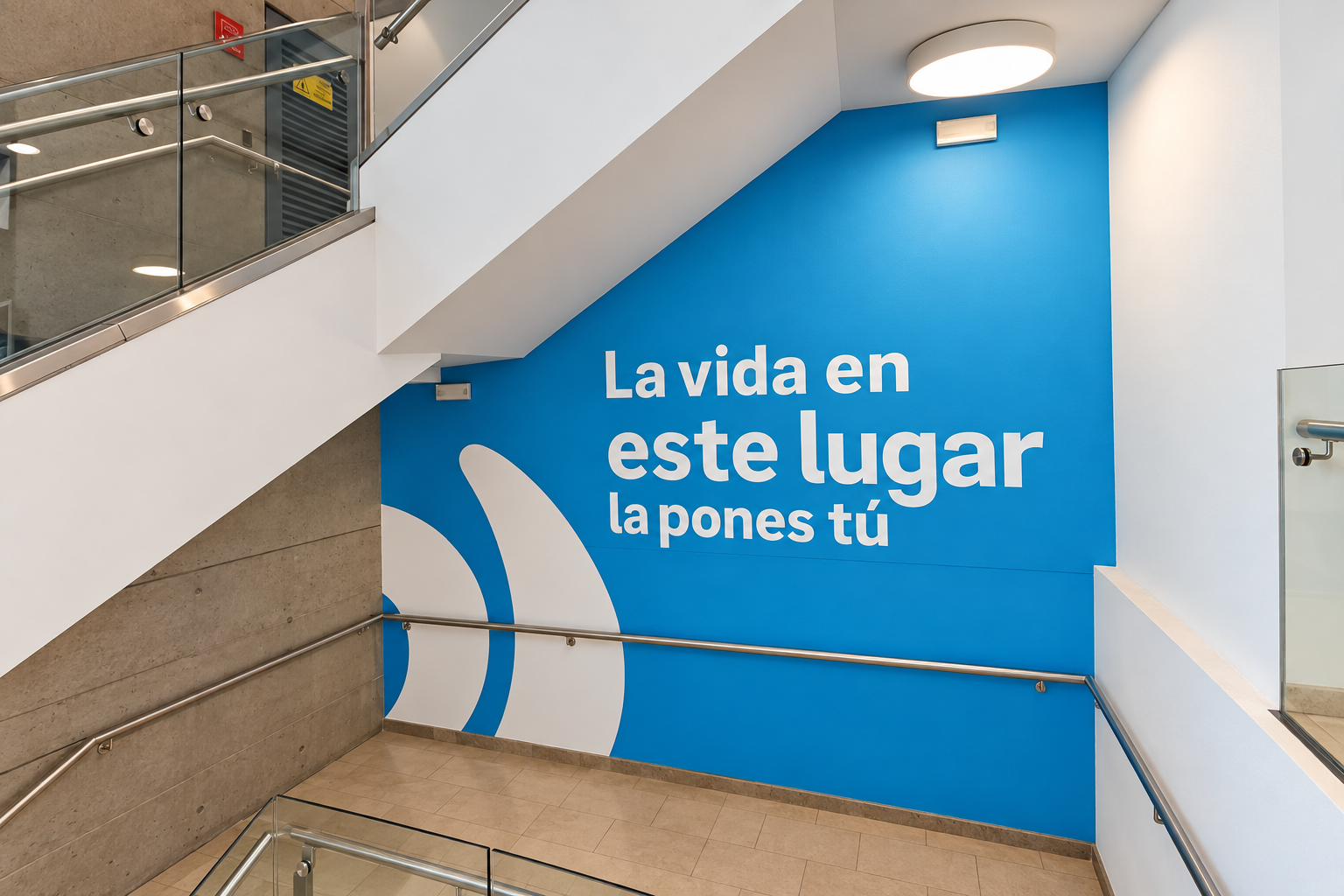 Gráfica ambiental azul aplicada a un muro de escaleras en Mallplaza Manizales