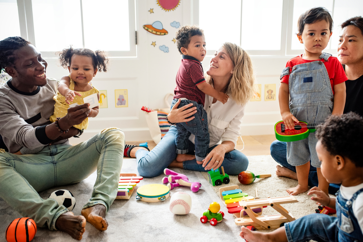 toddlers-playing-with-parents-in-playgroup.webp