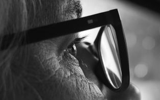 リーディンググラスをかけると視力が低下する？正しい知識と選び方を解説