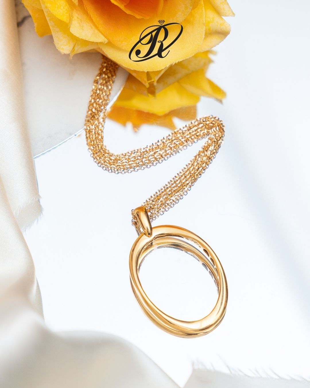 Collar de tres cadenas con pendant ovalado oro 18k