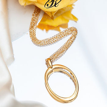 Collar de tres cadenas con pendant ovalado oro 18k