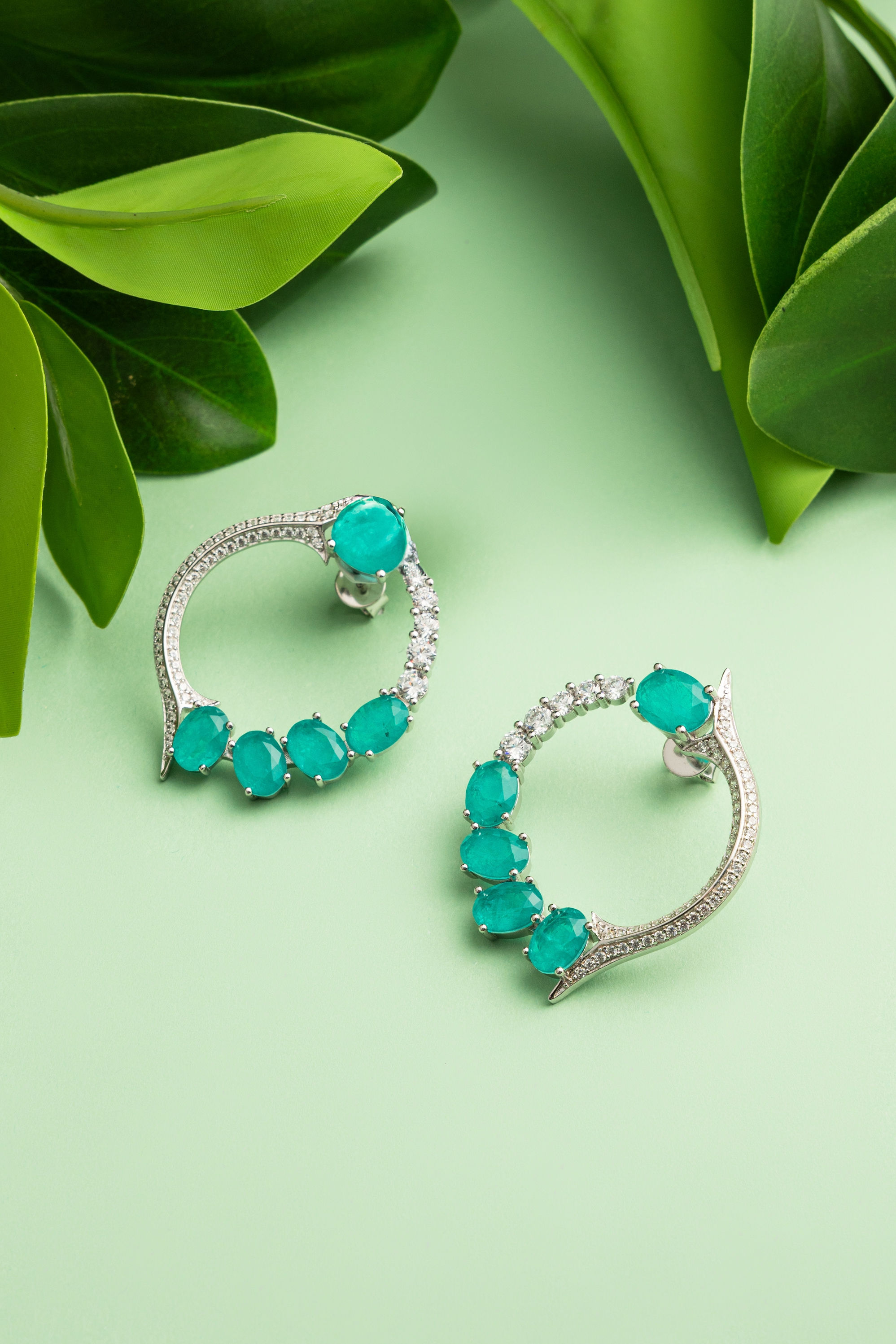 Aretes circulares con esmeraldas indu y circonias montadas en plata 925