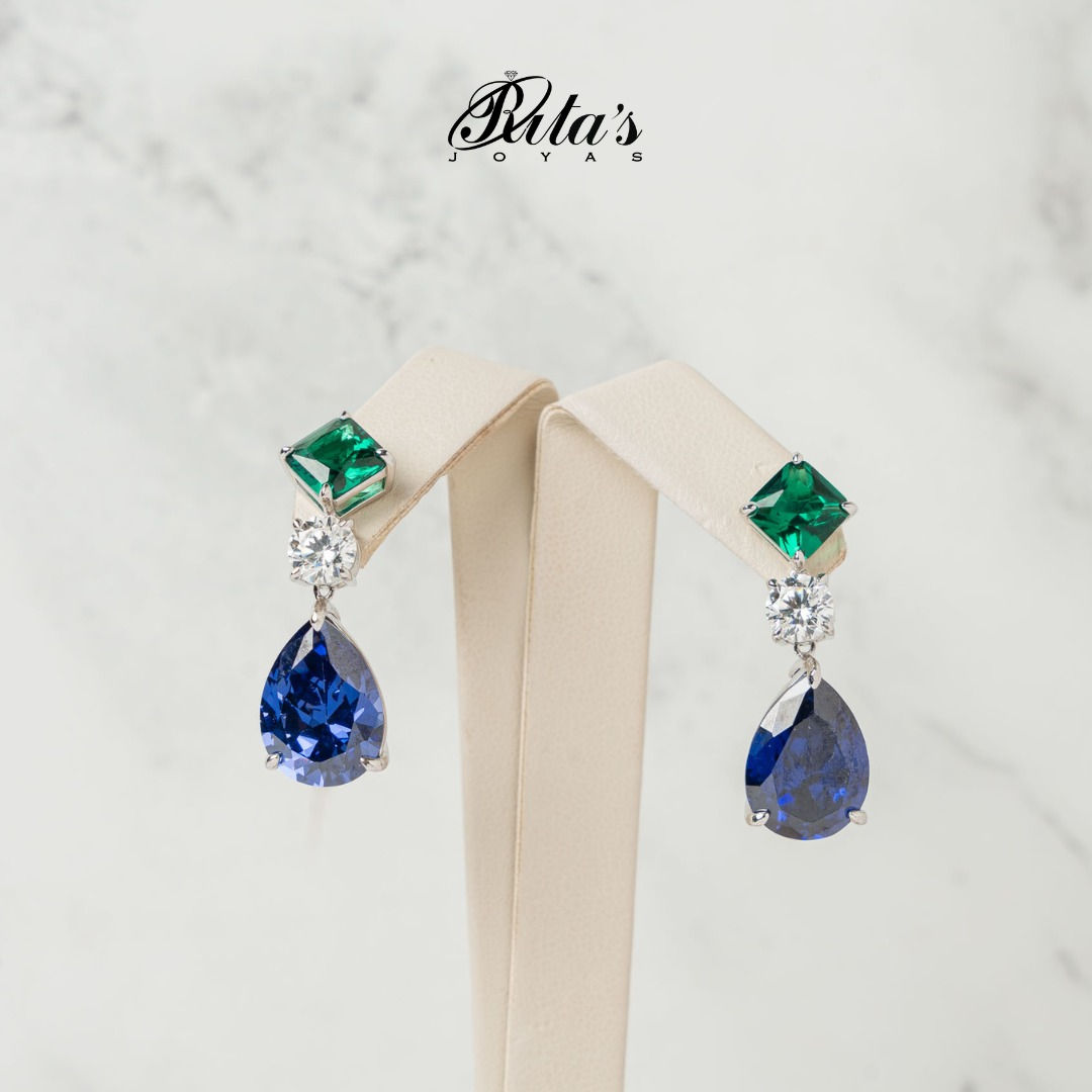 Aretes largos con tres piedras montadas en plata de ley.