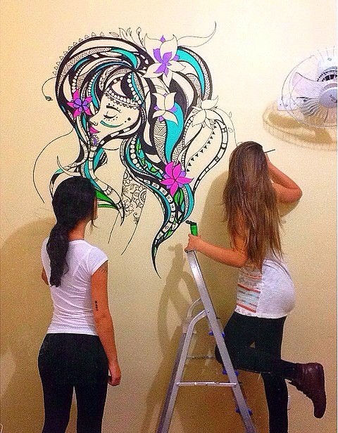Carina e sua irmã, Mônica, realizando um trabalho