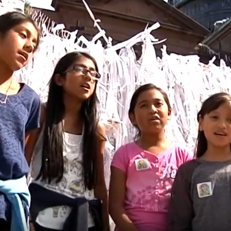 Niños oran durante la visita del Papa Francisco a Filadelfia en 2015