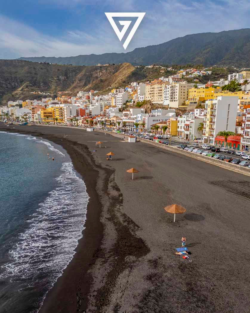 un homme que se ballade devant les balcon de santa cruz de la palma