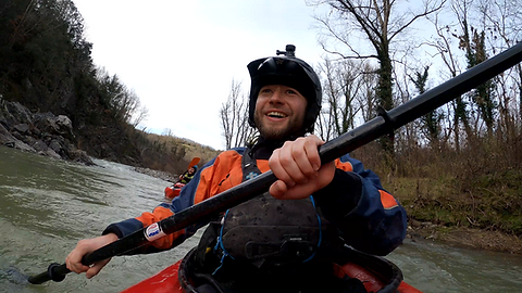 Schwimmweste und Helm sind wichtige Sicherheitsausrüstung beim Paddeln