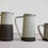 Miniatura: Conjunto de 3 Jarras Bauhaus, diferentes tamanhos, visto de frente em fundo cinza