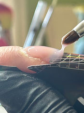 Extension d'ongles au chablon pour les ongles difficiles