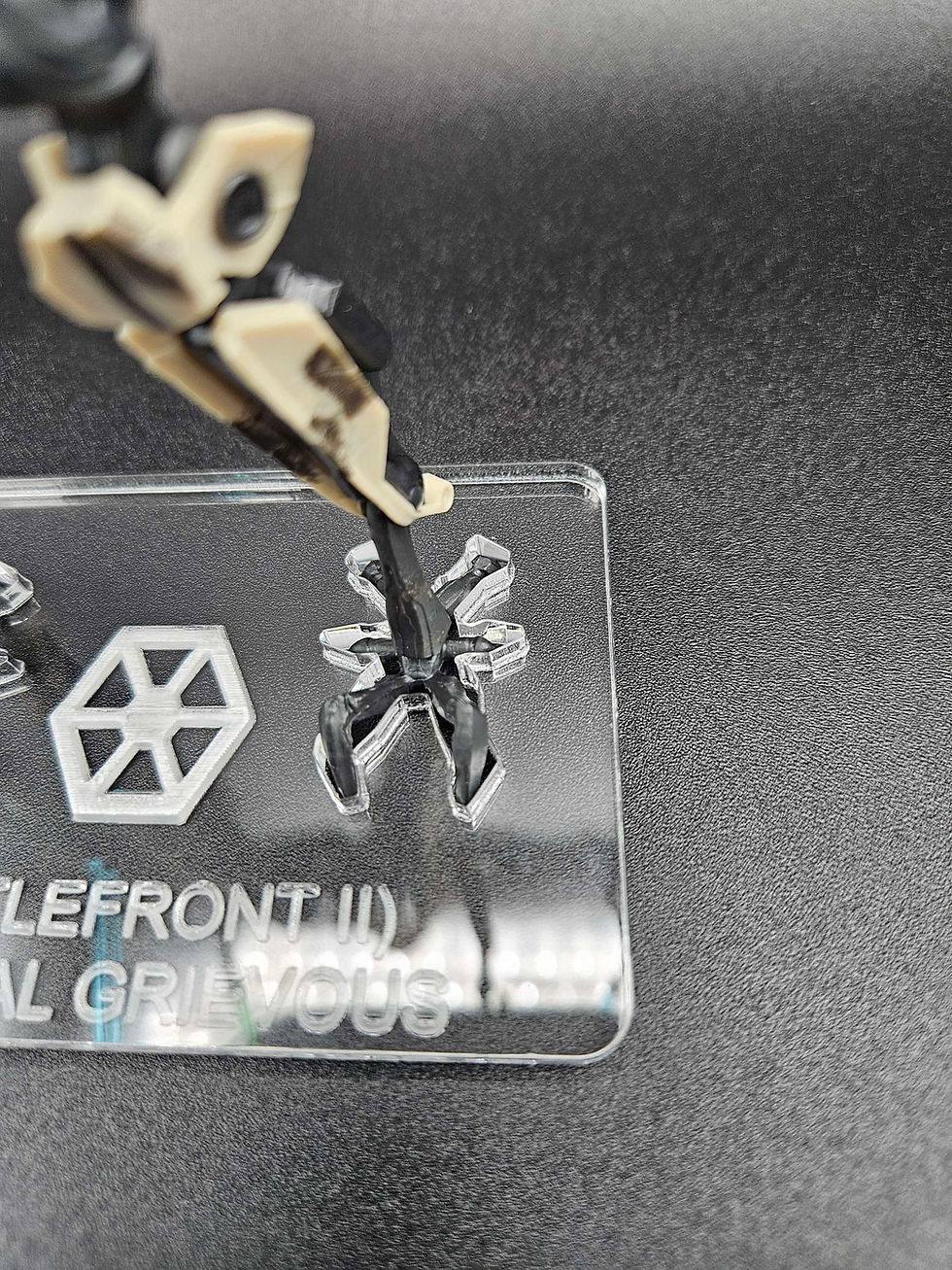Miniature : Black Series General Grievous (Battlefront II) Acrylic Base  * No Toy Included*