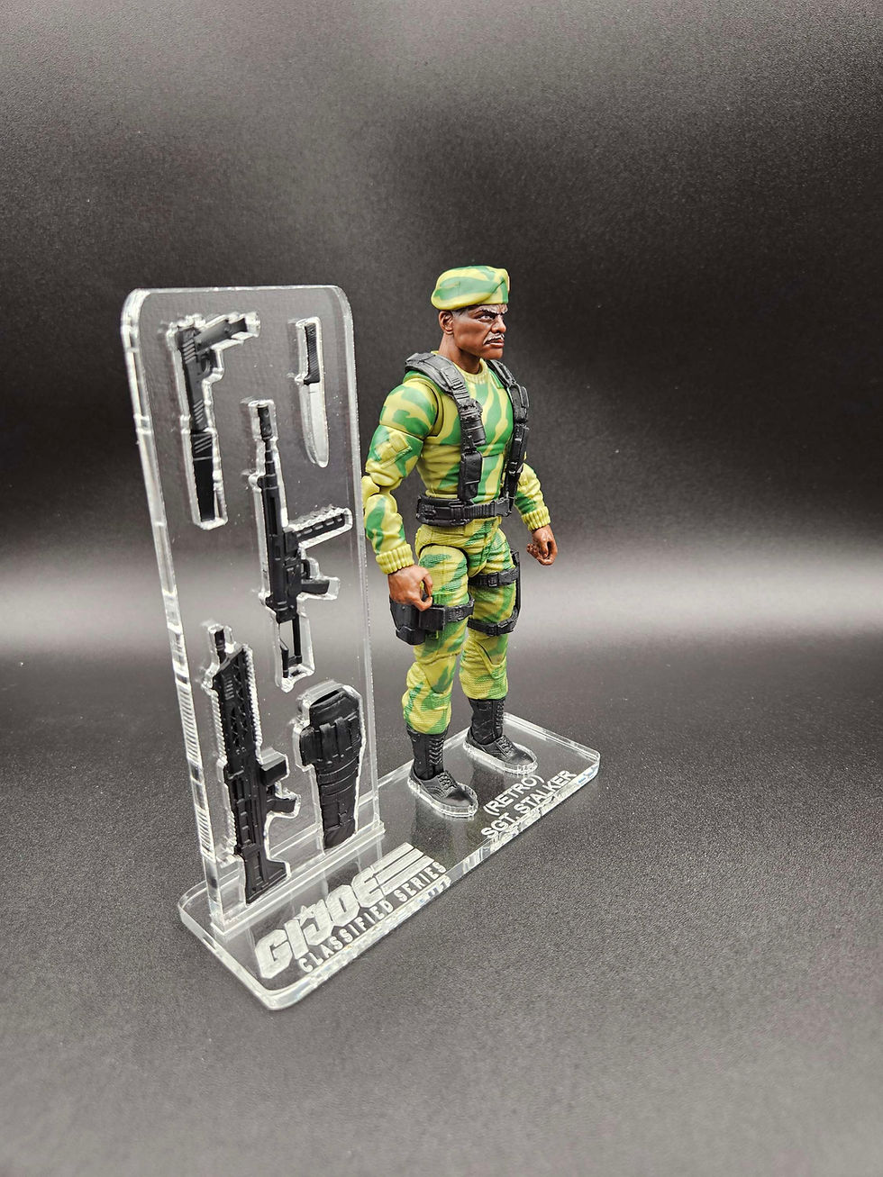 Miniatura: G.I. Joe Classified Sgt. Stalker (Retro) Acrylic Base Set..... No Toy Included